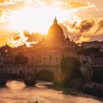 Tramonto a Roma con la cupola di San Pietro meta ideale per un viaggio di lusso su misura