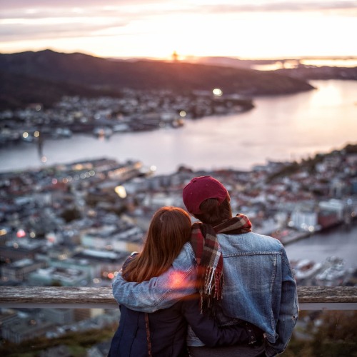 Fidanzati guardano il panorama di una città grazie ad un viaggi di lusso su misura