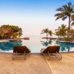 piscina con vista mare di un hotel organizzato tramite un'agenzia viaggi di lusso