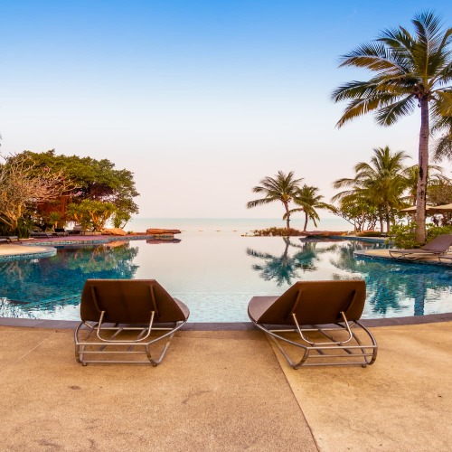piscina con vista mare di un hotel organizzato tramite un'agenzia viaggi di lusso
